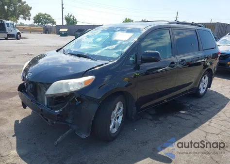 2012 Toyota Sienna Le V6 8 Passenger z USA, uszkodzony, nr VIN 5TDKK3DC6CS190025